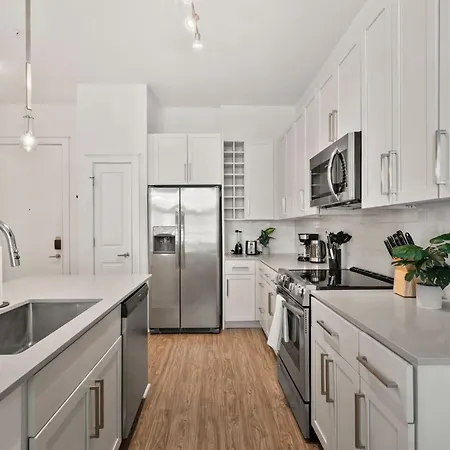 Carolina Charm - Free Parking, Pool, Gym * Charlotte
