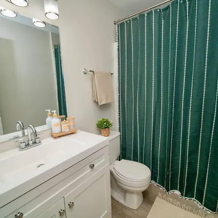 Uptown Luxe Retreat With Parking & Walk To Center