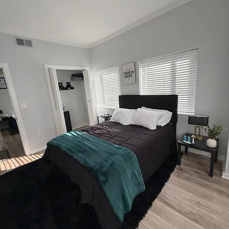 Modern Luxe Retreat Free Parking King Beds Apartment *