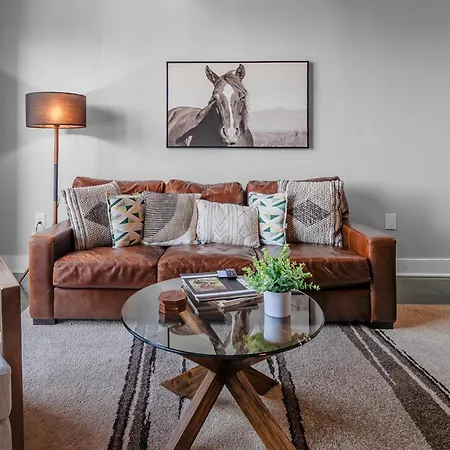 Modern Uptown Loft - Corporate-ready - Views