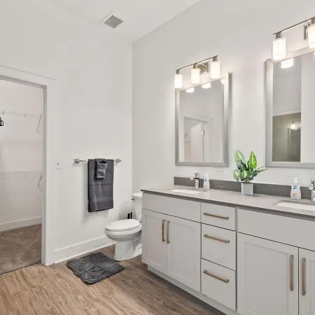 Lights Retreat - Pool, Central, Free Parking