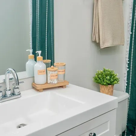 Uptown Luxe Retreat With Parking & Walk To Center Apartment *