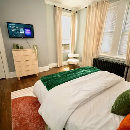Apartment Uptown Funk Getaway With Parking & Walk To Stadiums, Nightlife *