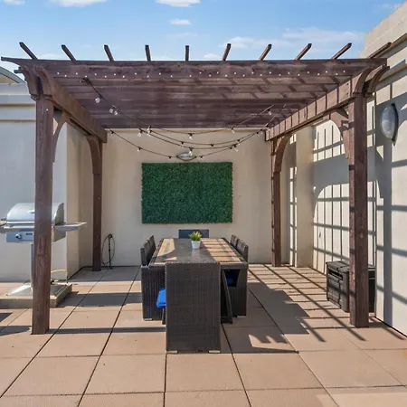 Walk To Boa & Truist, Luxury 2br With Pool Patio Apartment Charlotte