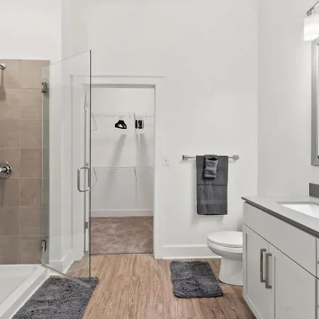 Apartment Lights Retreat - Pool, Central, Free Parking