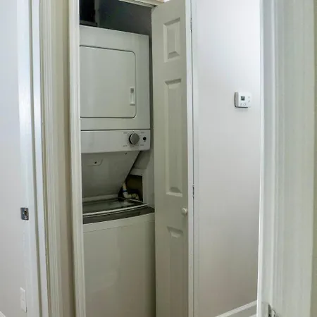 Apartment Uptown Luxe Retreat With Parking & Walk To Center *