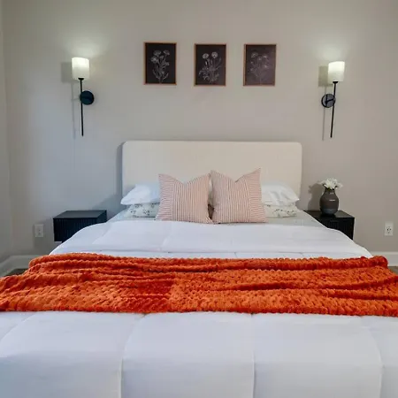 Uptown Luxe Retreat With Parking & Walk To Center