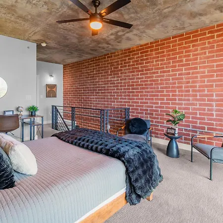 Modern Uptown Loft - Corporate-ready - Views Apartment