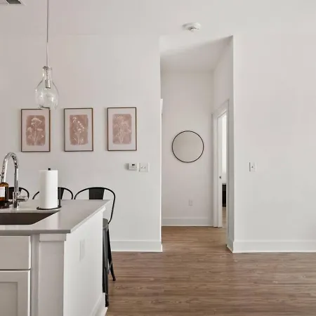 Skyline - Free Parking, Pool, Views Apartment Charlotte