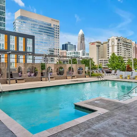 Queen Haven - Free Parking, Pool, Balcony Apartment *