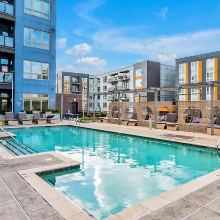 Uptown Escape - Free Parking, Pool, Walkable Charlotte
