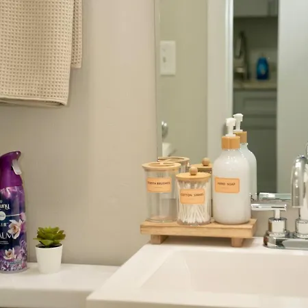 Uptown Luxe Retreat With Parking & Walk To Center *