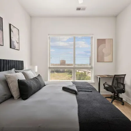 Apartment Skyline - Free Parking, Pool, Views *