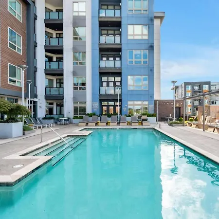 Uptown Escape - Free Parking, Pool, Walkable * Charlotte