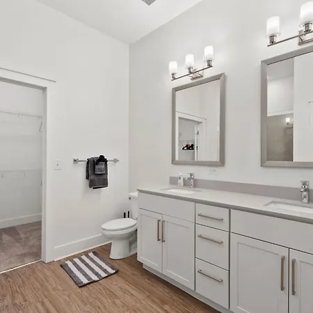 Carolina Charm - Free Parking, Pool, Gym Apartment