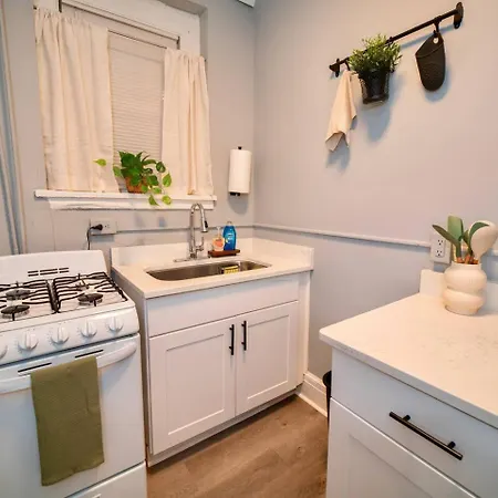 Apartment Uptown Funk Getaway With Parking & Walk To Stadiums, Nightlife