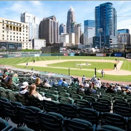 Luxurious 2br 2br Uptown Oasis, Boa, Nascar, Airport And View With Free Parking Apartment *
