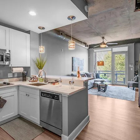 Modern Uptown Loft - Corporate-ready - Views Apartment *
