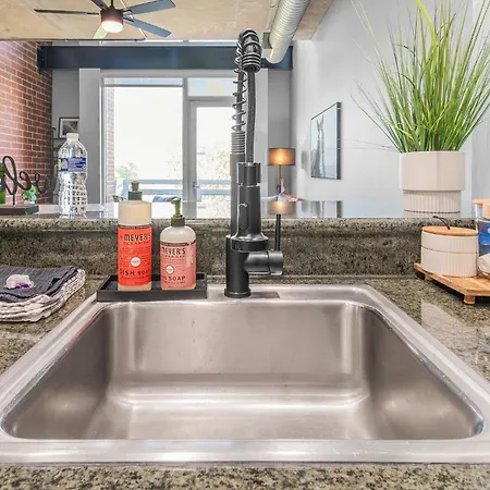 Modern Uptown Loft - Corporate-ready - Views Apartment *