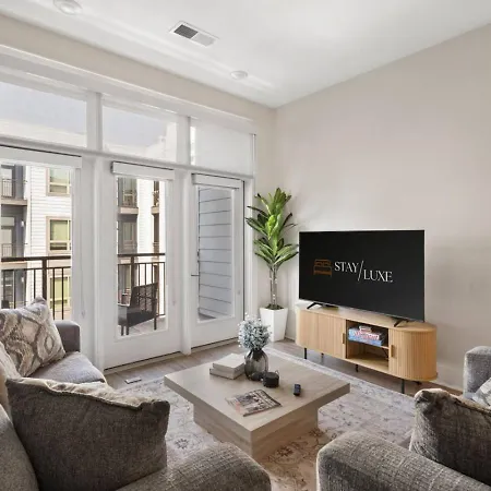 Queen Haven - Free Parking, Pool, Balcony * Charlotte