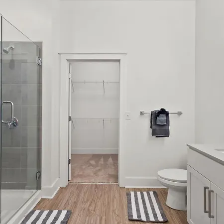Carolina Charm - Free Parking, Pool, Gym *
