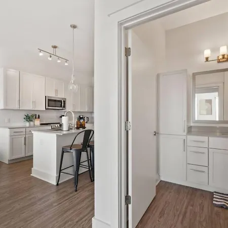 Skyline - Free Parking, Pool, Views * Charlotte
