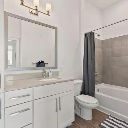 Skyline - Free Parking, Pool, Views Apartment