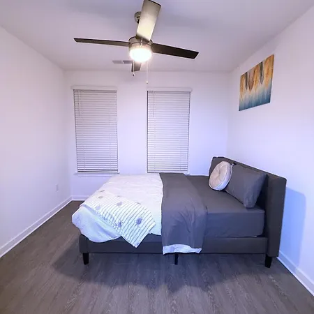 Luxurious 2br 2br Uptown Oasis, Boa, Nascar, Airport And View With Free Parking Apartment