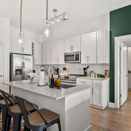 Queen Haven - Free Parking, Pool, Balcony