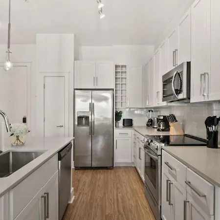 Apartment Queen Haven - Free Parking, Pool, Balcony *