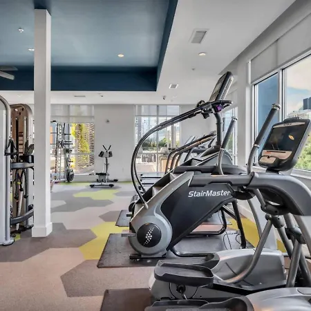 Uptown Escape - Free Parking, Pool, Walkable Apartment