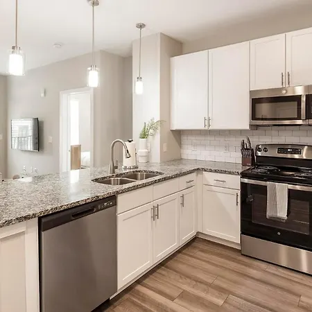 Landing Stunning 1bd Pool Yoga Apartment