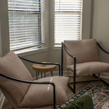 Uptown Luxe Retreat With Parking & Walk To Center Apartment