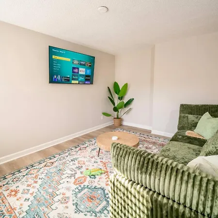 Uptown Luxe Retreat With Parking & Walk To Center Apartment *