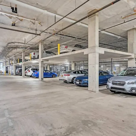 Uptown Escape - Free Parking, Pool, Walkable Apartment Charlotte