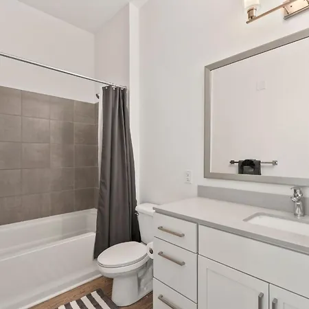 Carolina Charm - Free Parking, Pool, Gym Charlotte