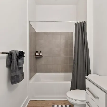 Carolina Charm - Free Parking, Pool, Gym Apartment
