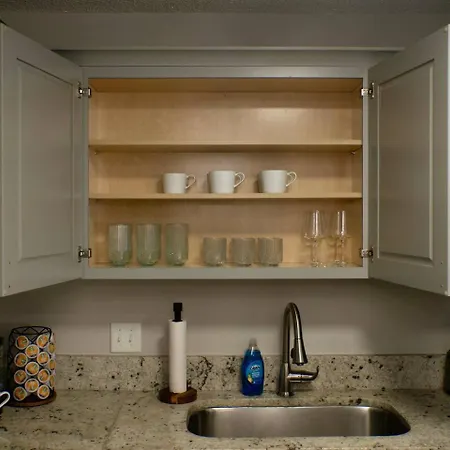 Uptown Luxe Retreat With Parking & Walk To Center *