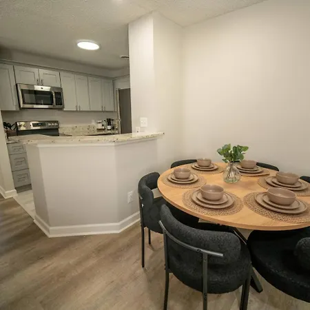 Uptown Luxe Retreat With Parking & Walk To Center Apartment