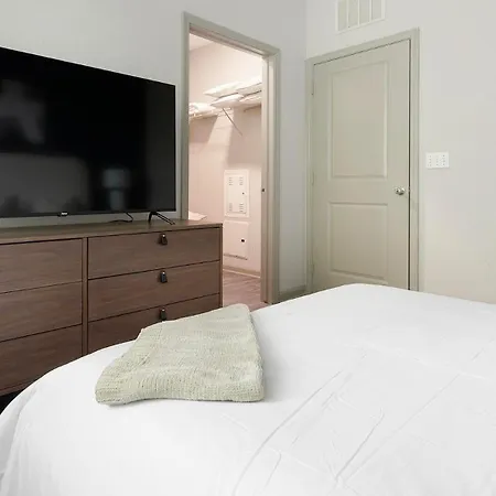 Landing Stunning 1Bd Gym Pool Apartment