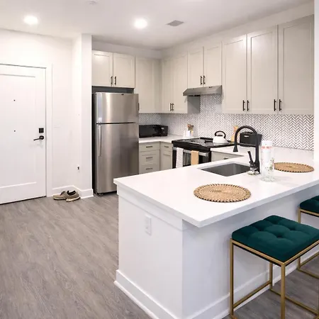 Luxurious 2br 2br Uptown Oasis, Boa, Nascar, Airport And View With Free Parking