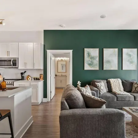 Apartment Queen Haven - Free Parking, Pool, Balcony Charlotte