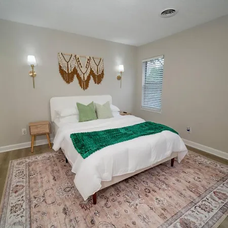 Uptown Luxe Retreat With Parking & Walk To Center