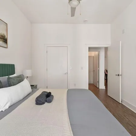 Apartment Queen Haven - Free Parking, Pool, Balcony Charlotte