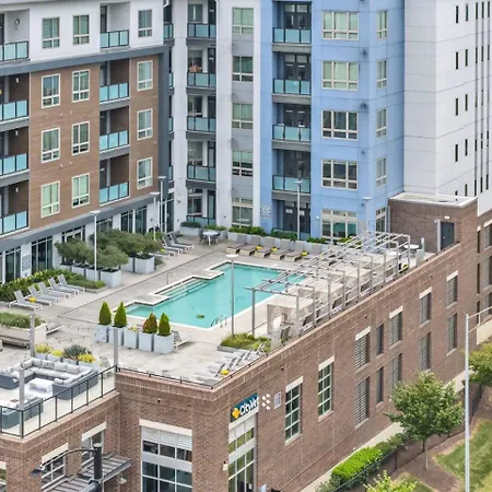 Carolina Charm - Free Parking, Pool, Gym Apartment *