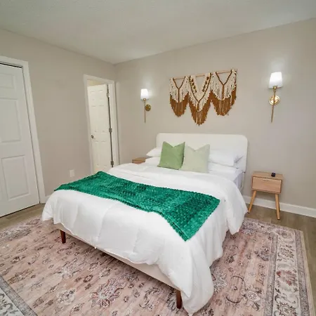 Uptown Luxe Retreat With Parking & Walk To Center Apartment *