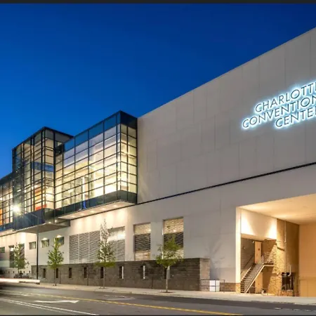 Uptown Luxe Retreat With Parking & Walk To Center