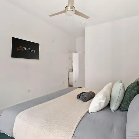 Apartment Queen Haven - Free Parking, Pool, Balcony Charlotte