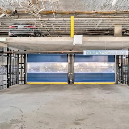 Skyline - Free Parking, Pool, Views Apartment *