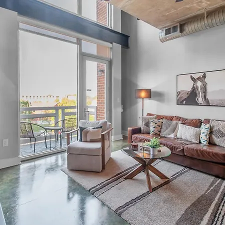 Modern Uptown Loft - Corporate-ready - Views Apartment